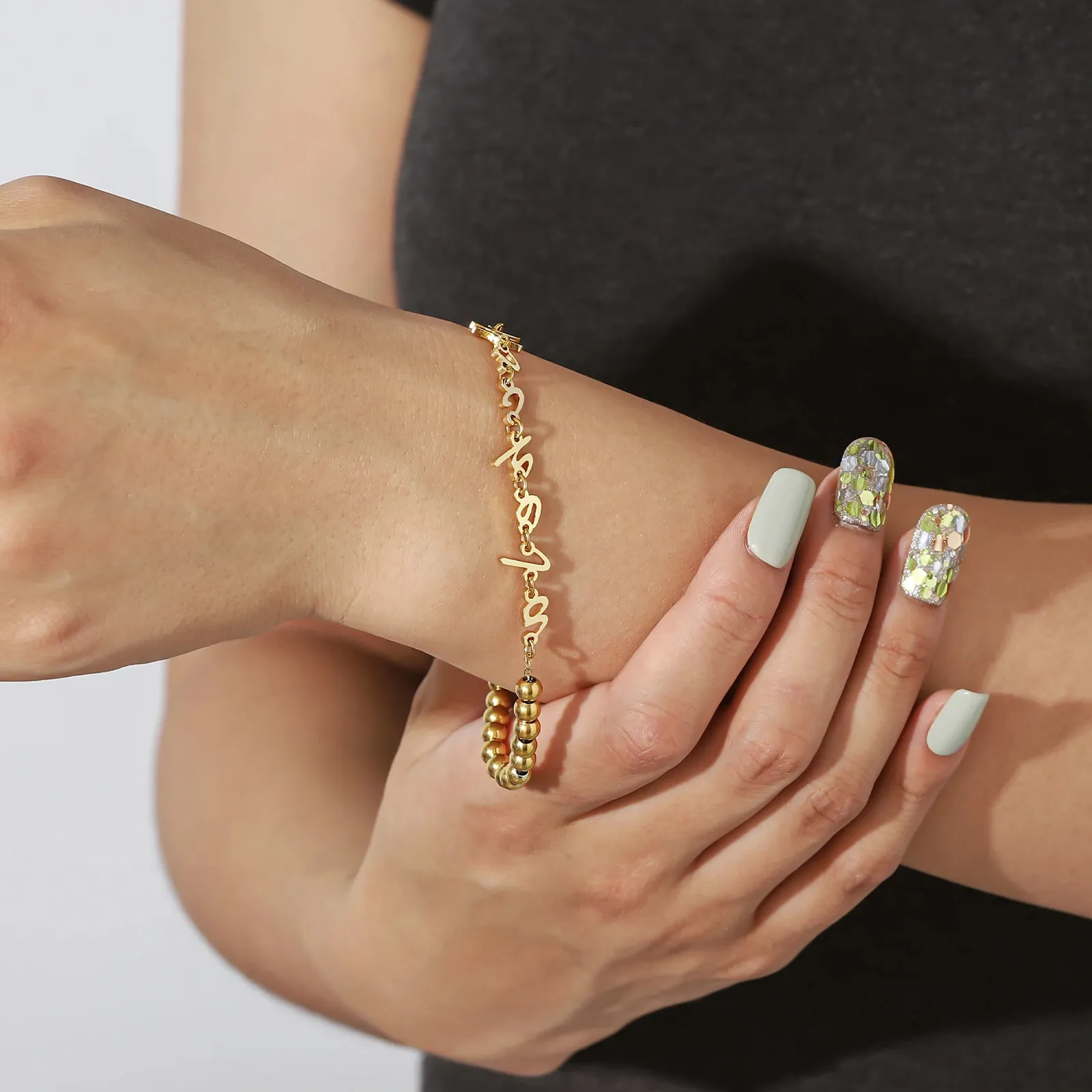 Braccialetto con perline con nome monogrammato personalizzato, gioielli per ragazze placcati in oro di alta qualità in acciaio inossidabile_voghion.com
