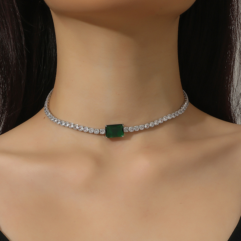 Collier en cristal de zircon vert à bijoux à vendre Collier de cou de tempérament polyvalent à robe simple