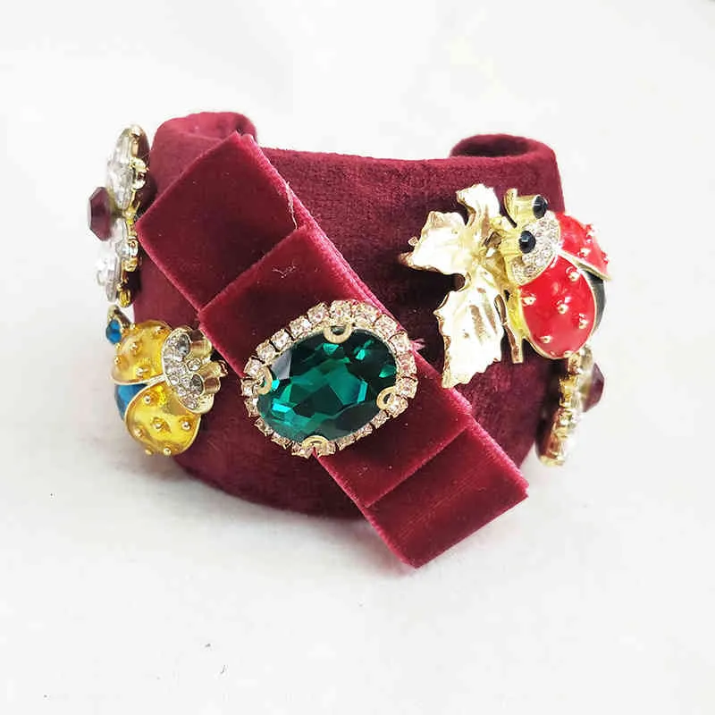 Pulseira de bracelete com berloques barroca e flores strass_voghion.com
