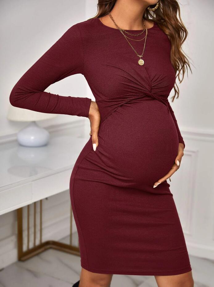 Rundhalsausschnitt, langärmliges Strickkleid, eng anliegendes, einfarbiges, kurzes Umstandsoutfit_voghion.com