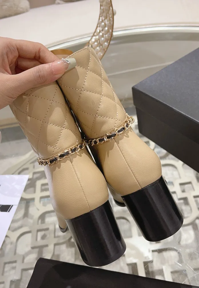 Neueste Designer Frauen Kurze Runde Zehe Blockabsatz Hohe Qualität Natur Leder Metall kette Patchwork Mid-kalb Mode_voghion.com