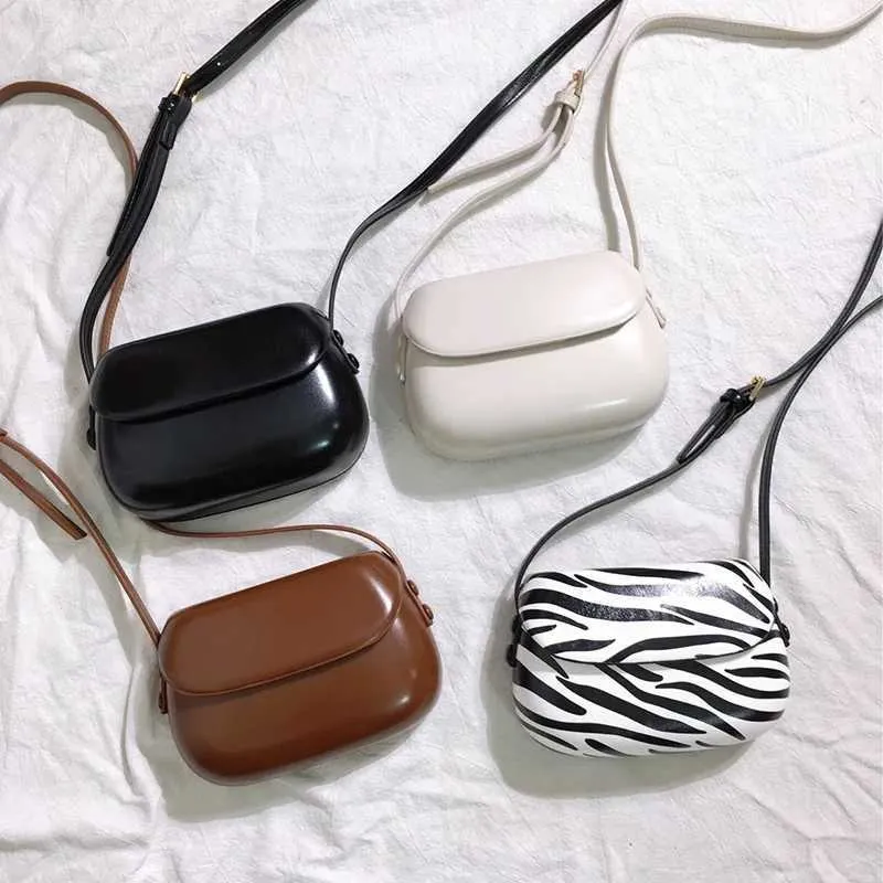Dames schoudertas messenger bag van glanzend kunstleer_voghion.com