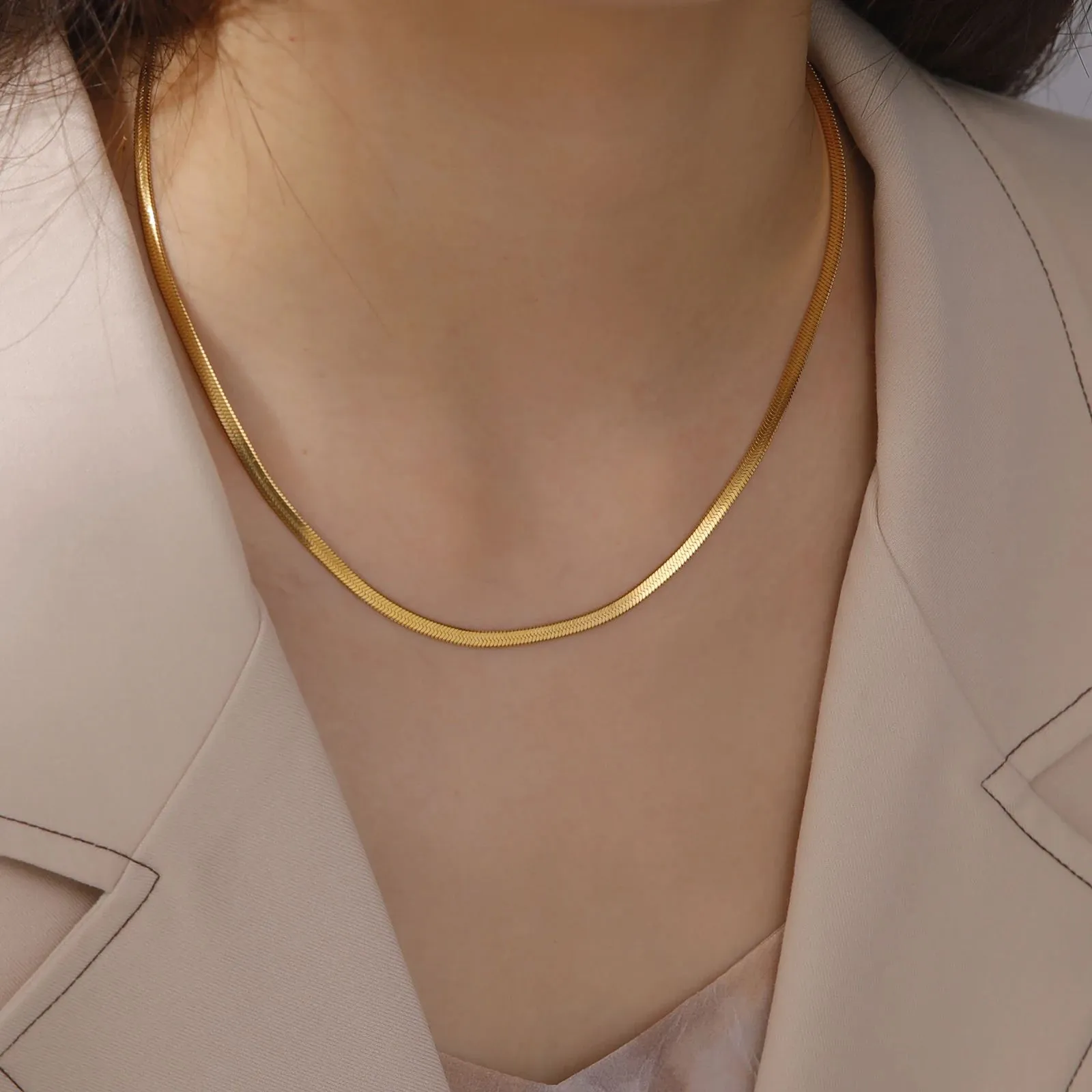 Topqualitativ 14k Gielgold Schlaangekette Halskette fir Fraen a Männer Goldfaarf Herringbone Choker Halskette Trend 2024_voghion.com