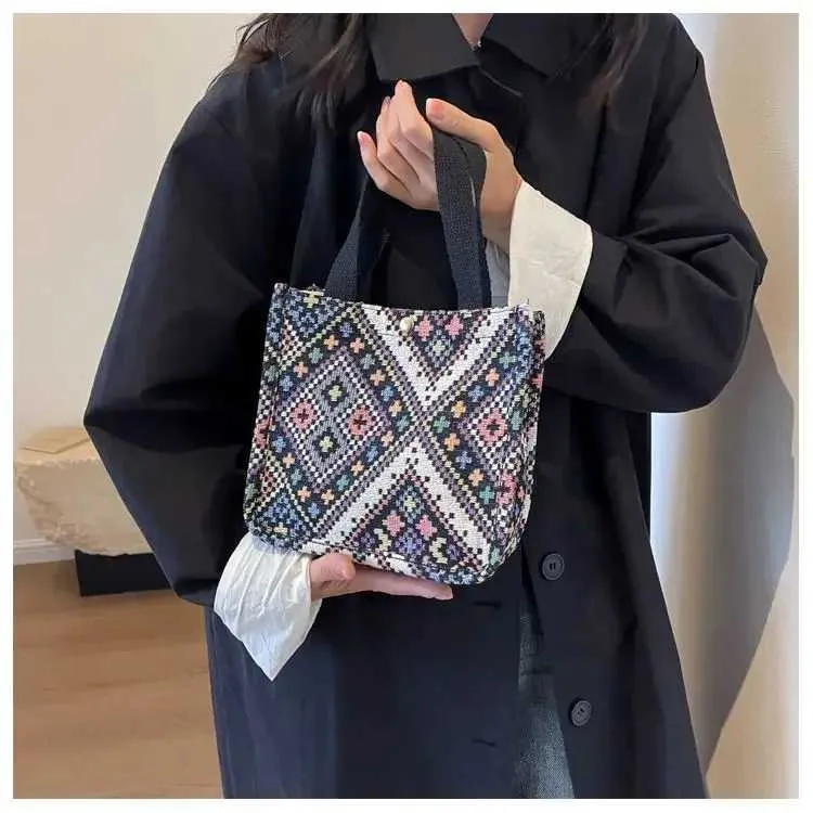 Sac à main en toile rouge de grande capacité de style ethnique 2024 pour femmes, tissé à la main, à une épaule, ins241218_voghion.com