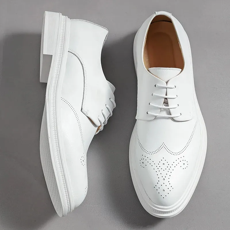 Nieuwe heren Britse herenmode Witte formele brogues schoenen Herenjurk Bruiloft Prom Thuiskomst Sapato Sociaal Mascuo_voghion.com