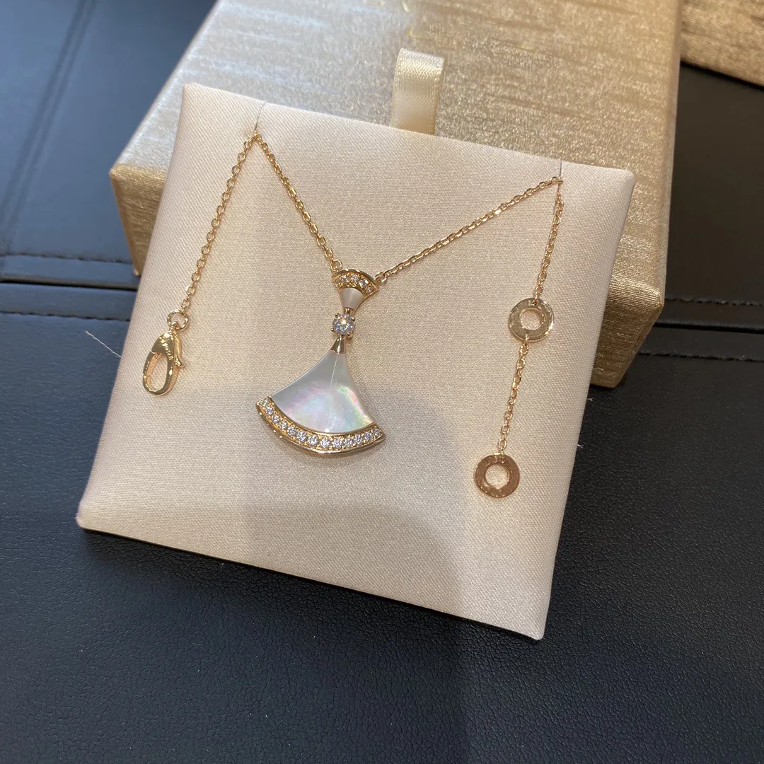 Colar com pingente em leque clássico em ouro rosa e cristal rosa_voghion.com