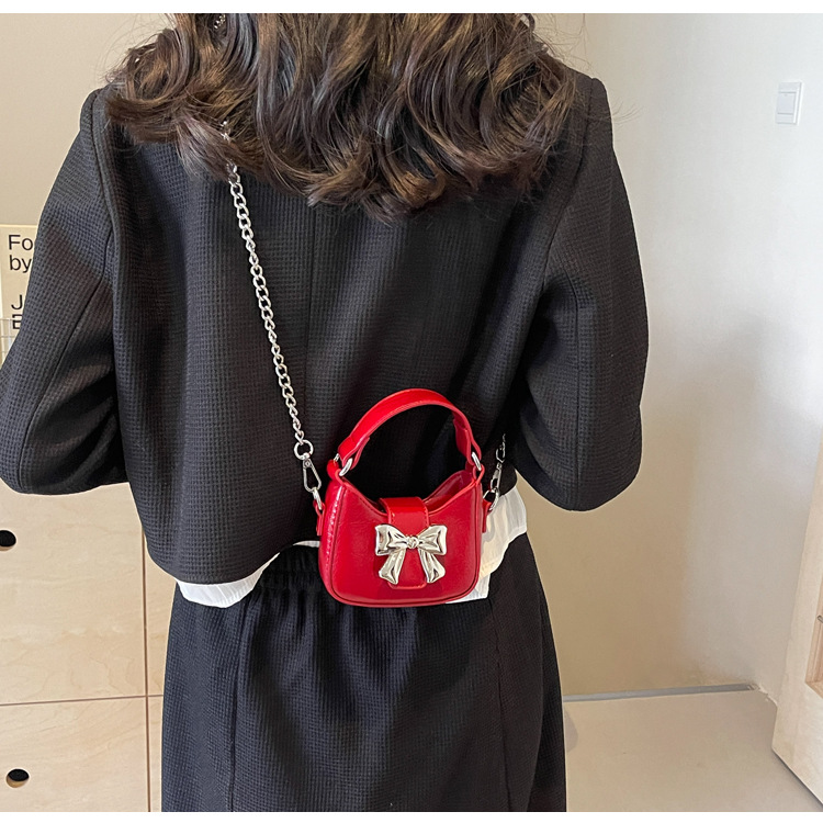 Little girl children's bag, 2024 new retro oily leather handbag, shiny bow chain crossbody bag, little princess mouth red envelope for women_voghion.com