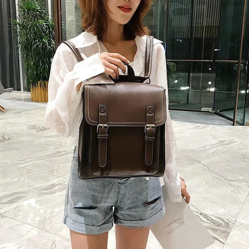 Mochila casual para mujer con bolsillo interior y solapa_voghion.com
