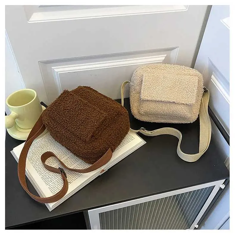 2024 Nouveau Tissu En Peluche Femmes Épaule Bandoulière Petit Mode Laine D'agneau Fourrure Moelleuse Hiver Femme Sac Designer_voghion.com