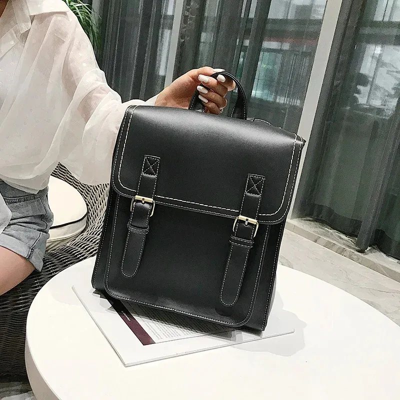 Mochila casual para mujer con bolsillo interior y solapa_voghion.com