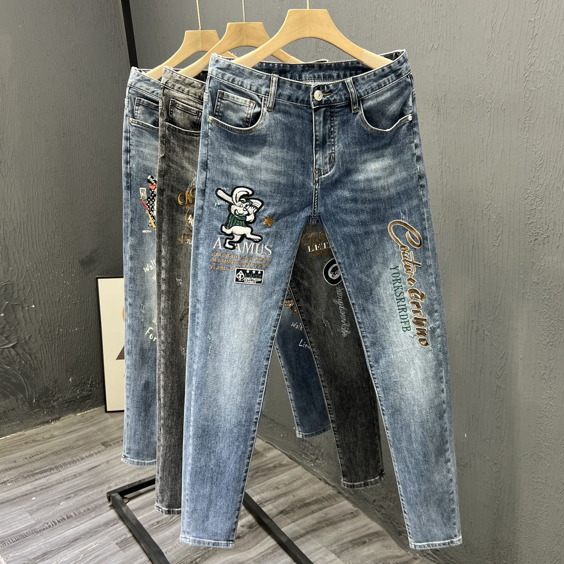 Vêtements pour hommes Pantalons décontractés délavés haut de gamme pour hommes Pantalons à neuf points de marque tendance Pantalons ajustés Design Jeans extensibles brodés pour hommes