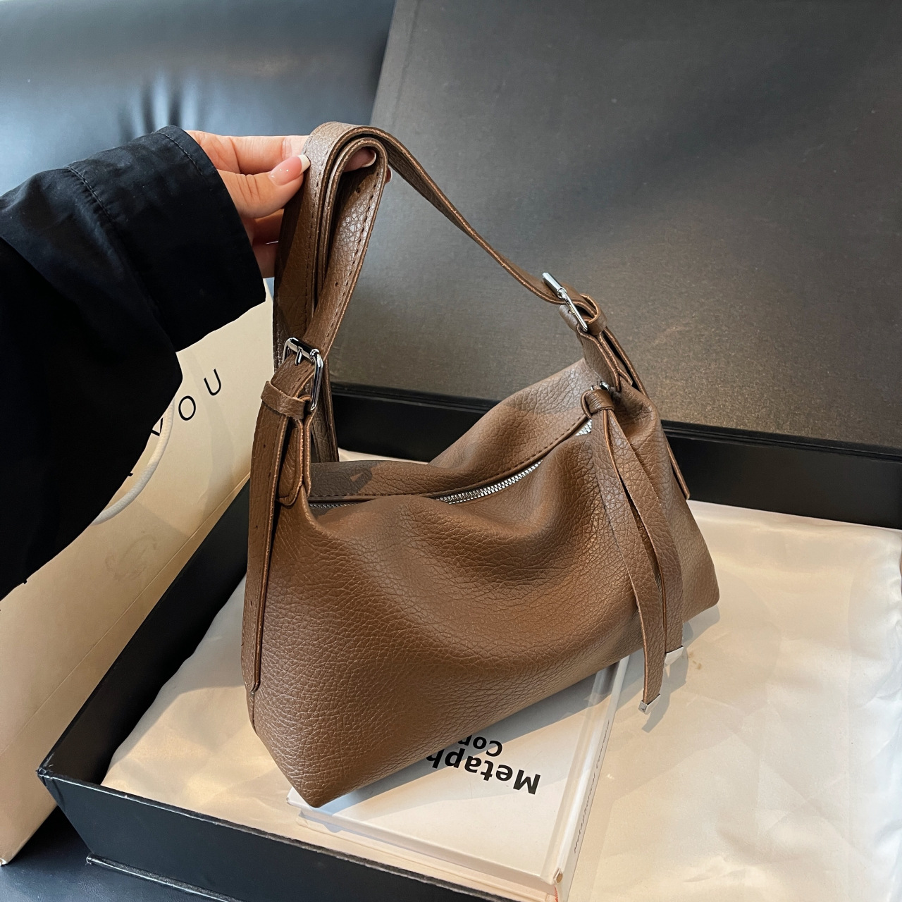 Sac fourre-tout de grande capacité pour femmes, sac à bandoulière simple minimaliste français, nouvelle collection 2024