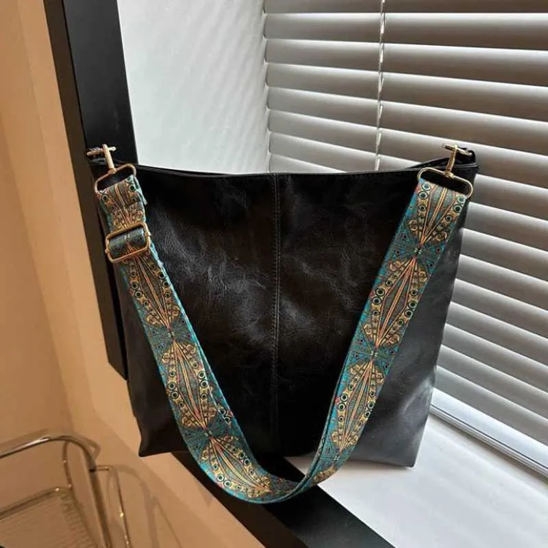 Borsa donna grande a spalla e tracolla a secchiello elegante_voghion.com