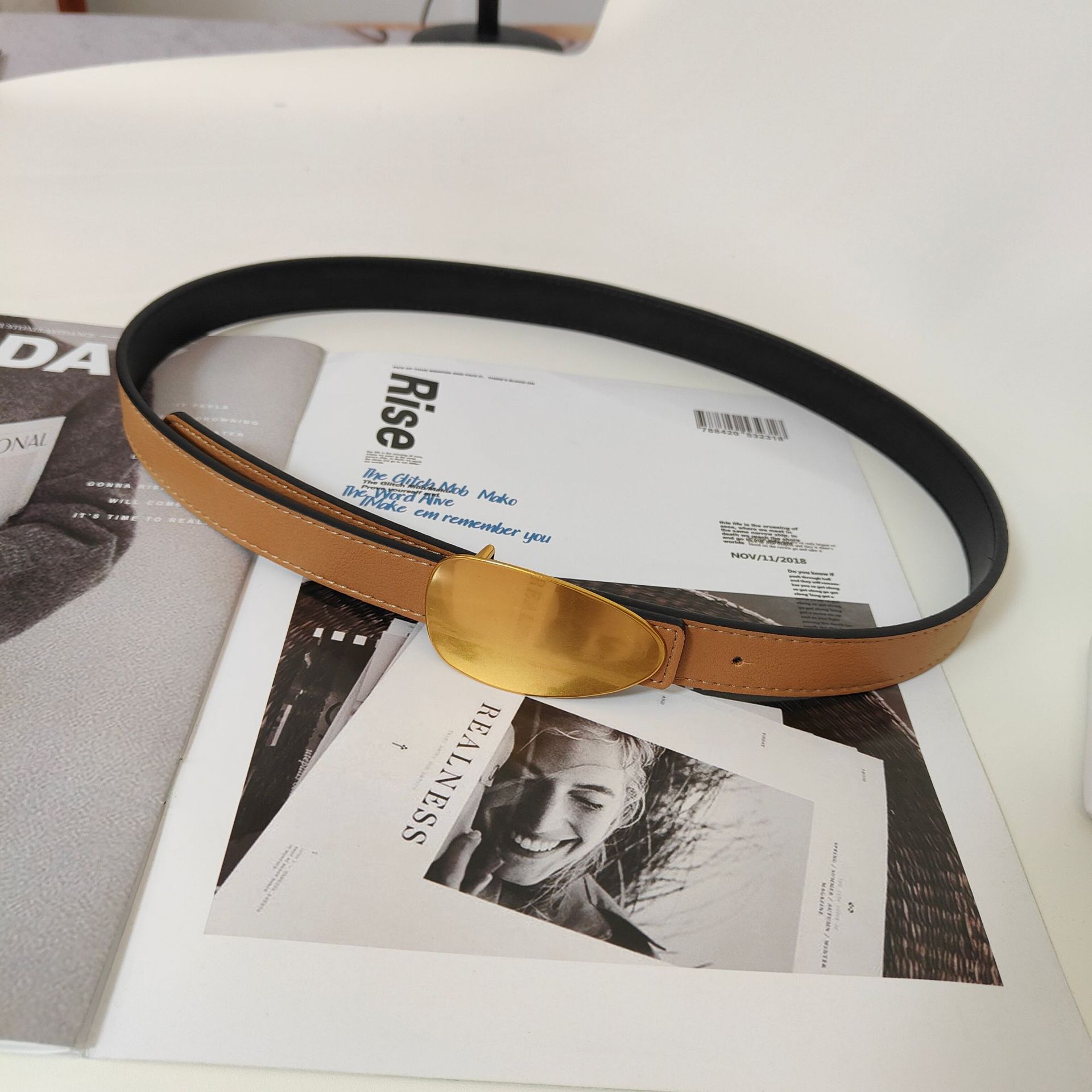 Cinto feminino em couro legítimo com fivela oval minimalista_voghion.com