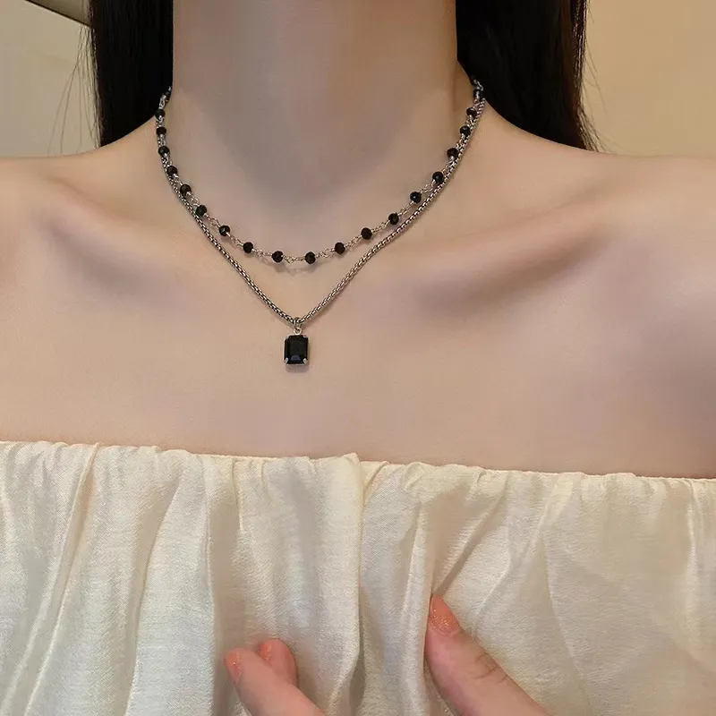 Collana girocollo a doppio strato con perline nere donna_voghion.com