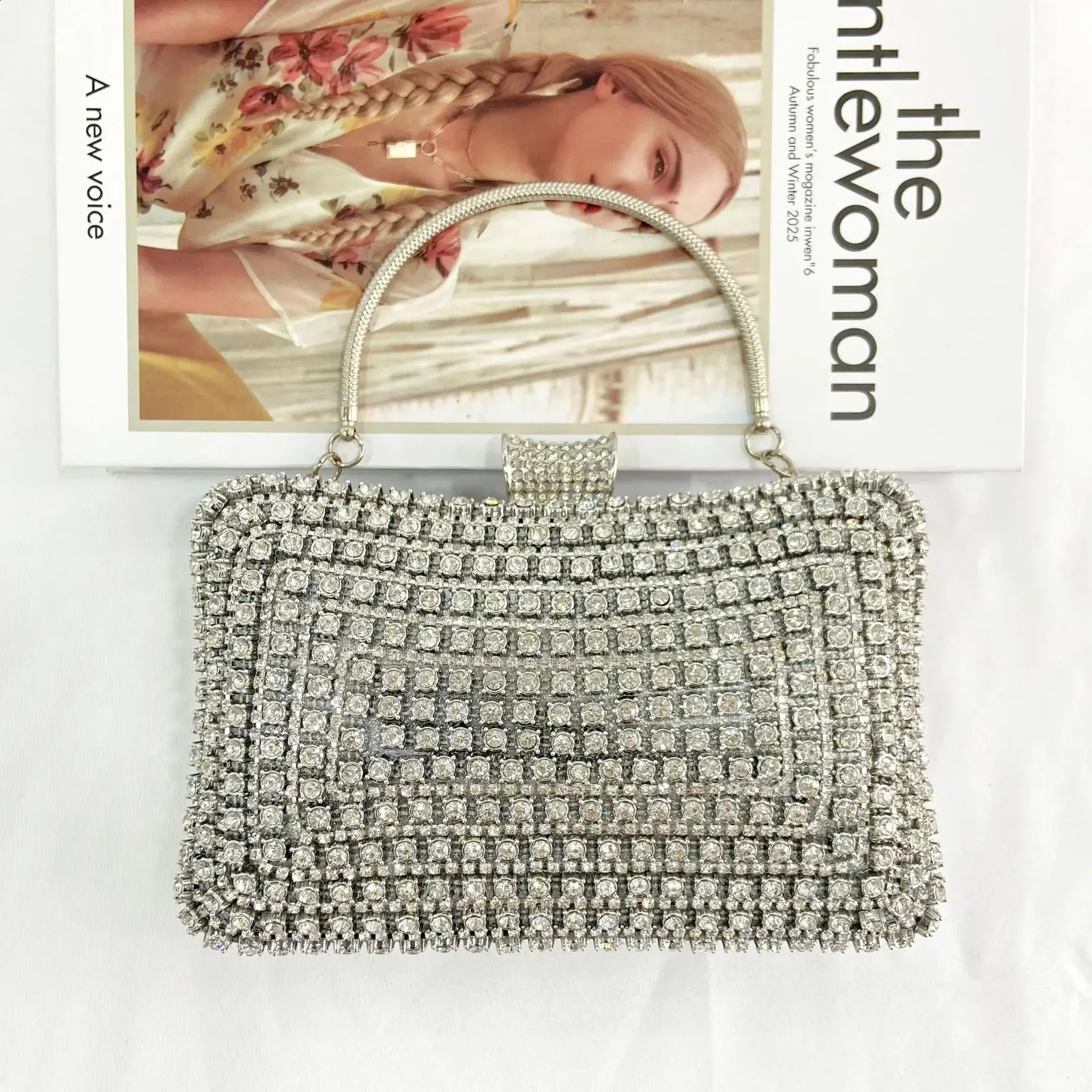 Pochette da sera dorata per donna - elegante borsa a mano con catena_voghion.com