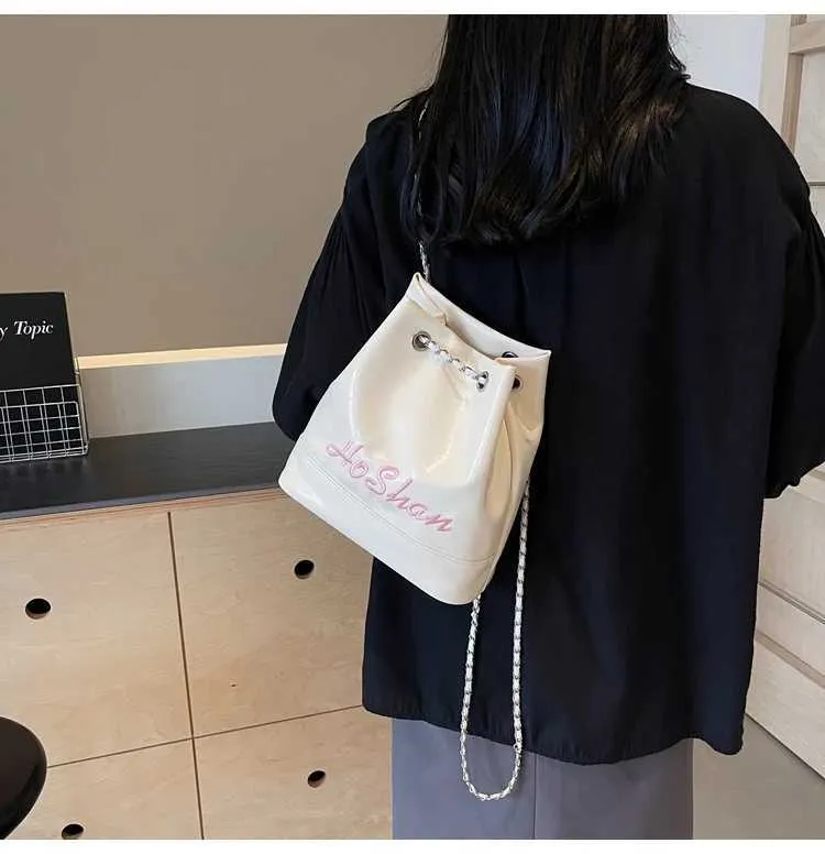 Borsa a secchiello in pelle da donna con ricamo e tracolla_voghion.com
