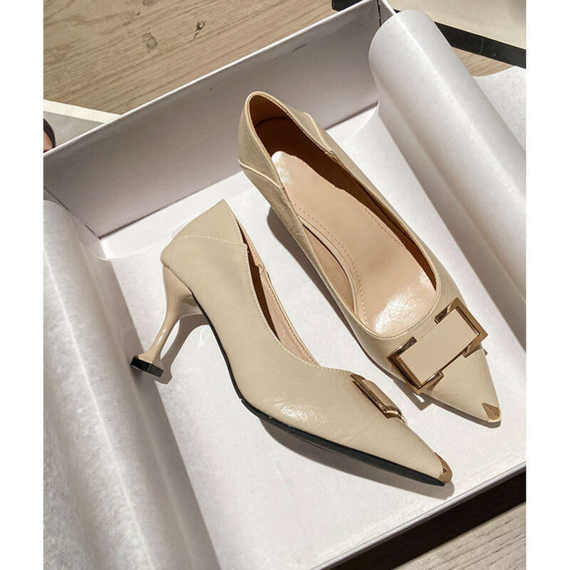 Zapatos puntiagudos sencillos 2025 Nuevo temperamento Hebilla de metal Zapatos de hada para mujer_voghion.com