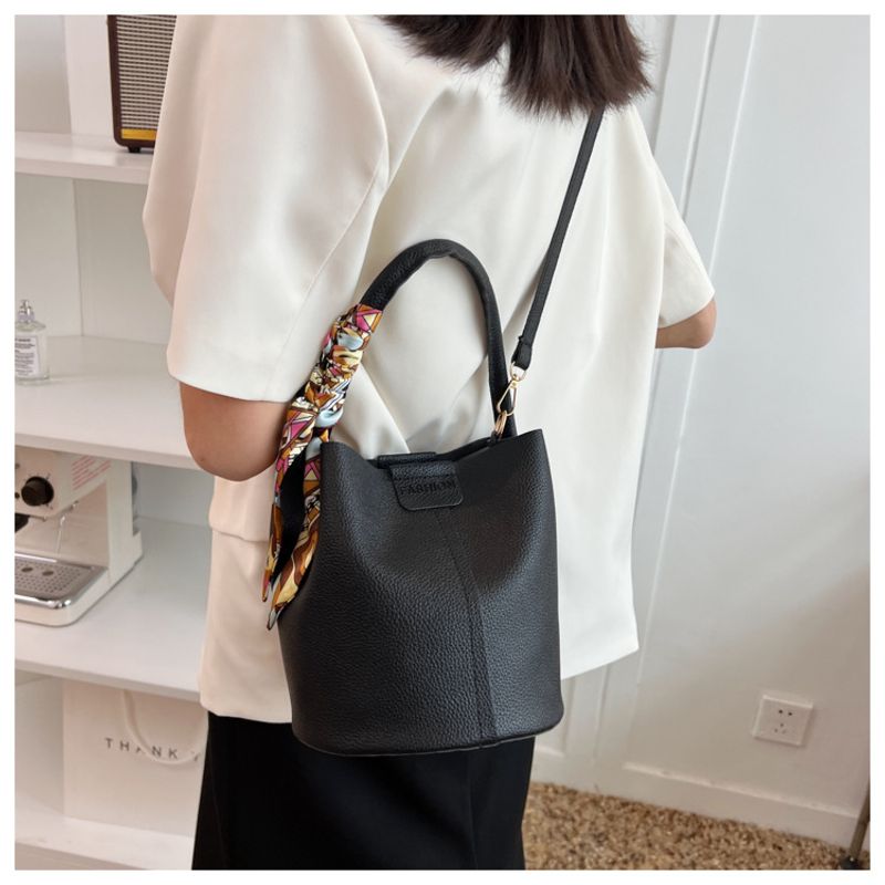 Nuovo per le donne alla moda e di alta qualità sciarpa di seta semplice borsa a tracolla secchiello tenuta a mano_voghion.com