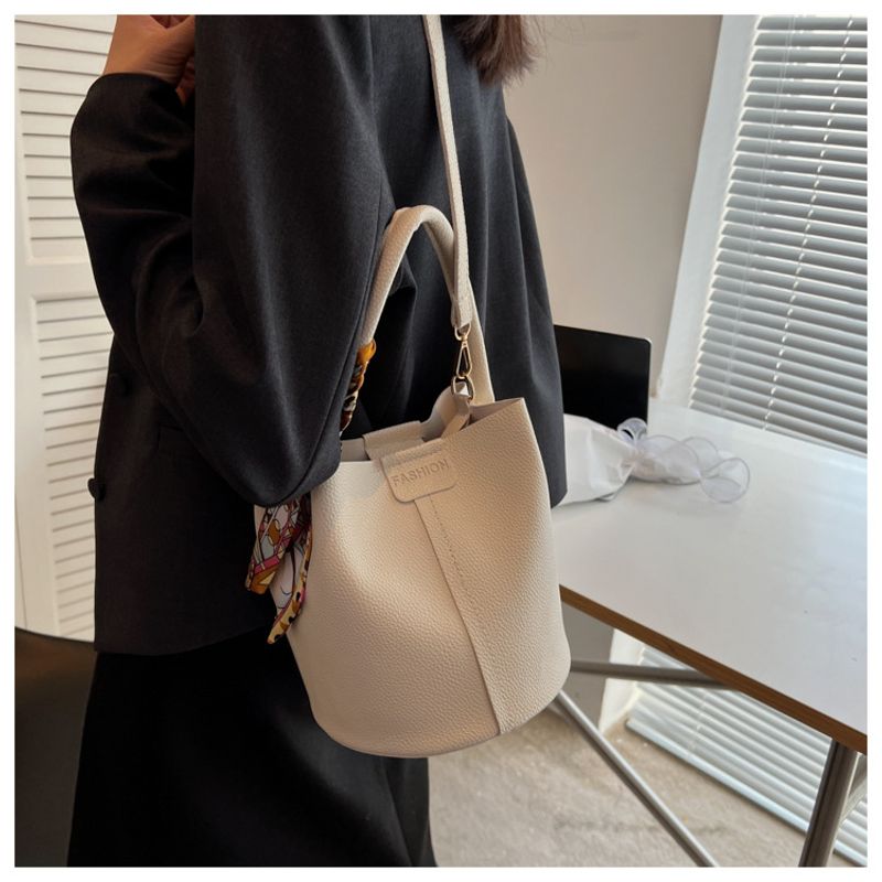 Nuovo per le donne alla moda e di alta qualità sciarpa di seta semplice borsa a tracolla secchiello tenuta a mano_voghion.com