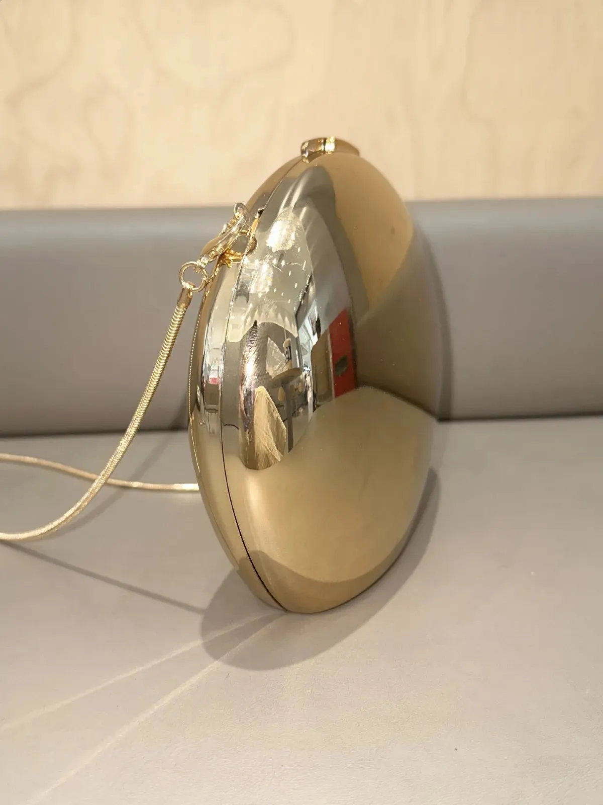 Bolso de mano con forma de concha de metal de nicho, superficie de espejo lisa, plateado y dorado, bonito bolso de mano para fiesta de noche para mujer, venta al por mayor 2024_voghion.com