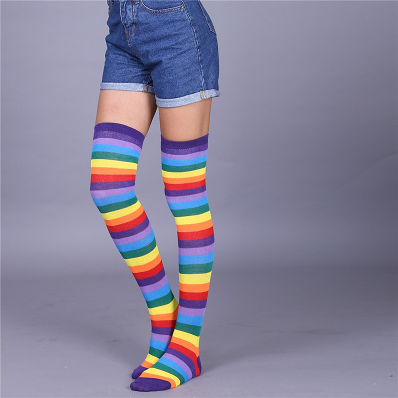 1 Paar Regenbogen-gestreifte Weihnachtsstrümpfe über den Kniestrümpfen, bunt, sexy, Nachttanz, Straße, Persönlichkeit, Oberschenkel, lange Röhre_voghion.com