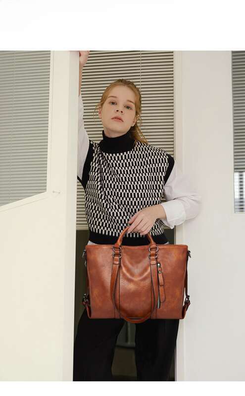 Large Capacity Oil Waxed Leather Women's Bag Simple Slanting Shoulder Handbag_voghion.com
