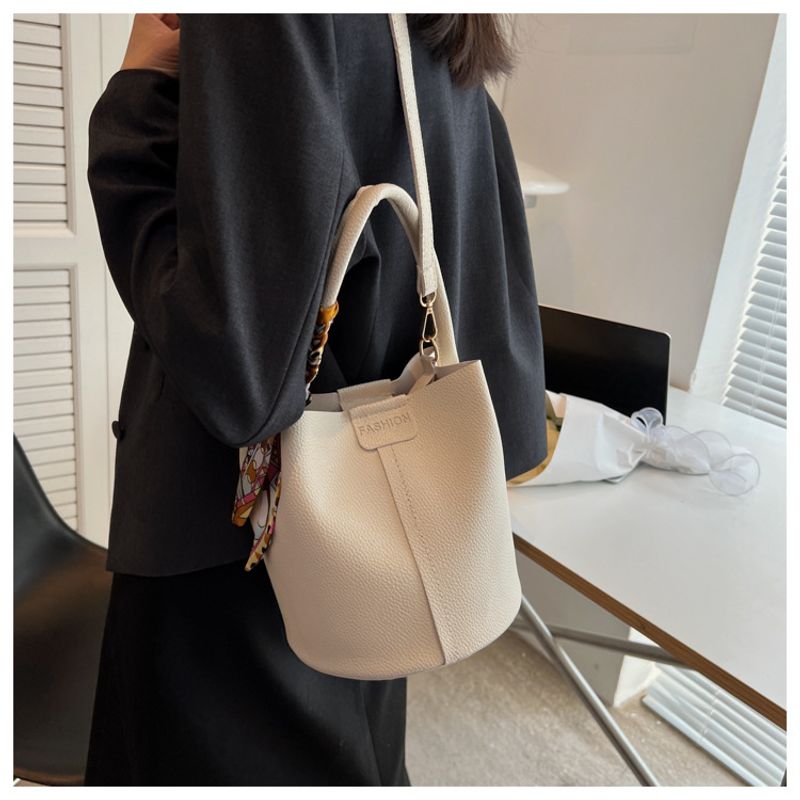 Nuovo per le donne alla moda e di alta qualità sciarpa di seta semplice borsa a tracolla secchiello tenuta a mano_voghion.com
