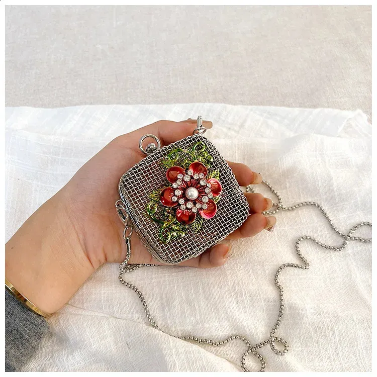 Mini Abendtasche mit ausgehöhlten Umhängetaschen für Partys, Metallkette, Lippenstift, Geldbörse, Box-Tasche 240823_voghion.com