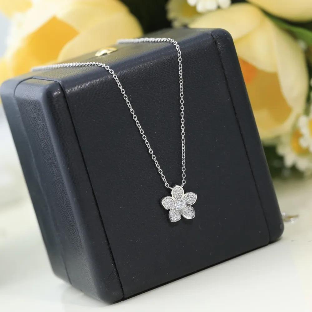 Sterling Silver Five-petal Flower Necklace With Zircon For Her_voghion.com
