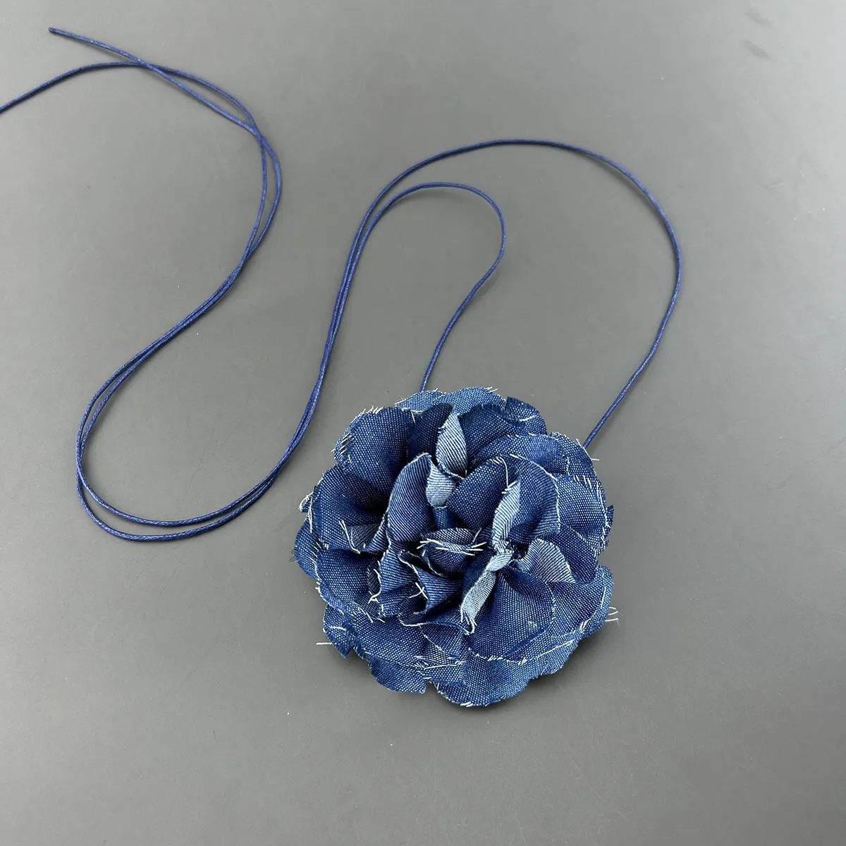 Collana con ciondolo fiore in tessuto girocollo multistrato_voghion.com