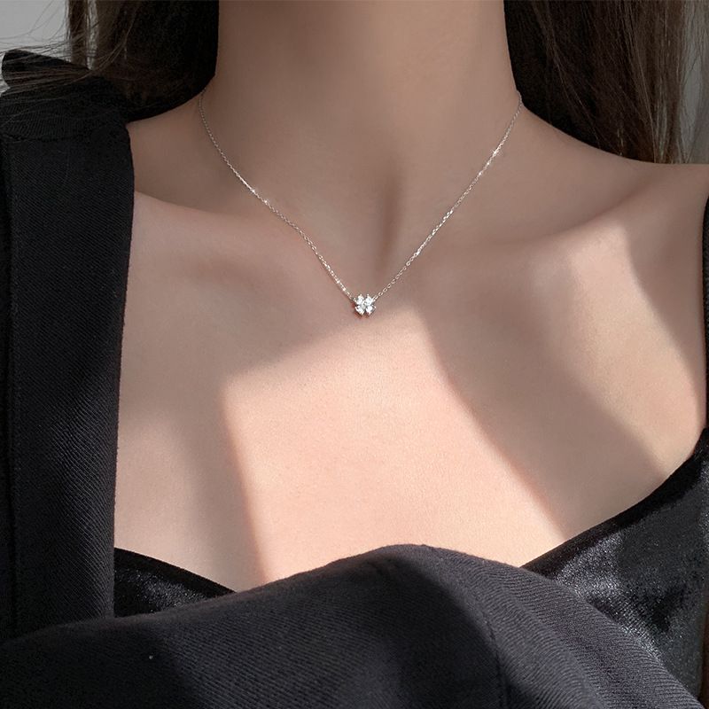 Collana con catena a clavicola in argento con quattro foglie, stile freddo, stile femminile, alla moda, semplice e squisita_voghion.com