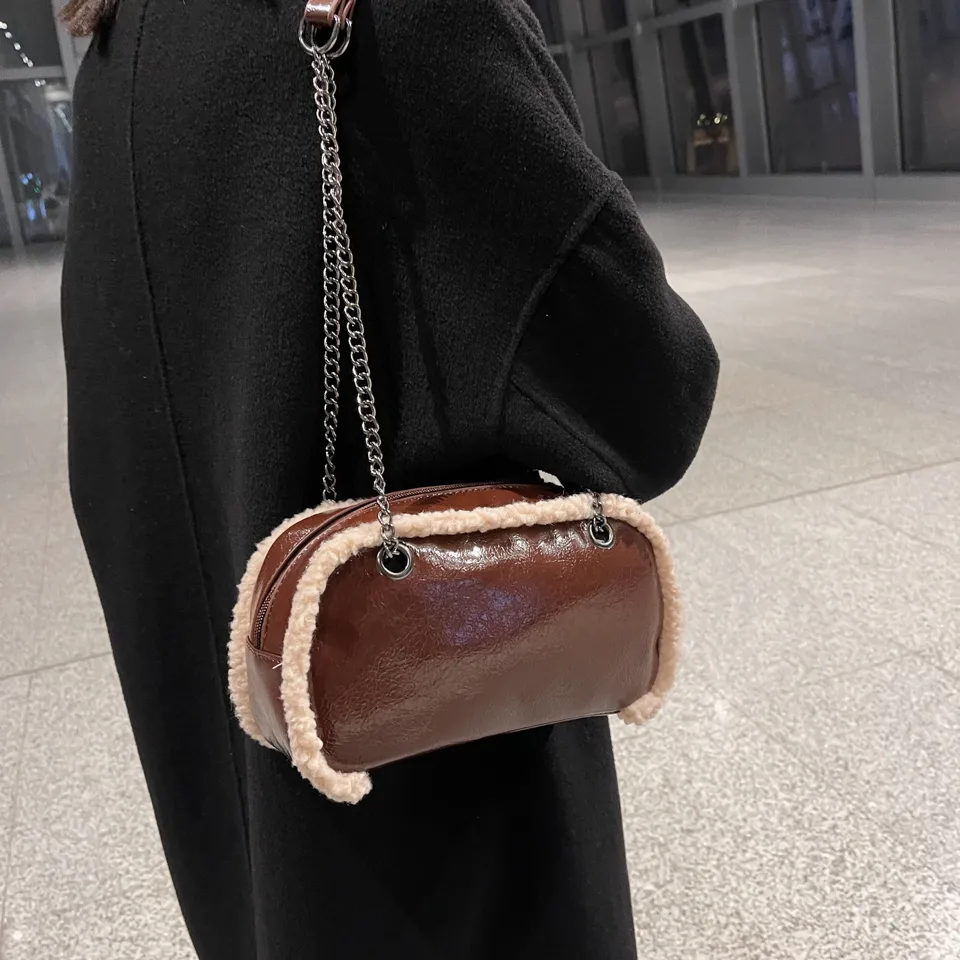 Retro-Stil Umhängetaschen Einfarbig Helles Leder Plüsch Kanten Schultertasche Designer Handtaschen Damen Shopper Totes_voghion.com