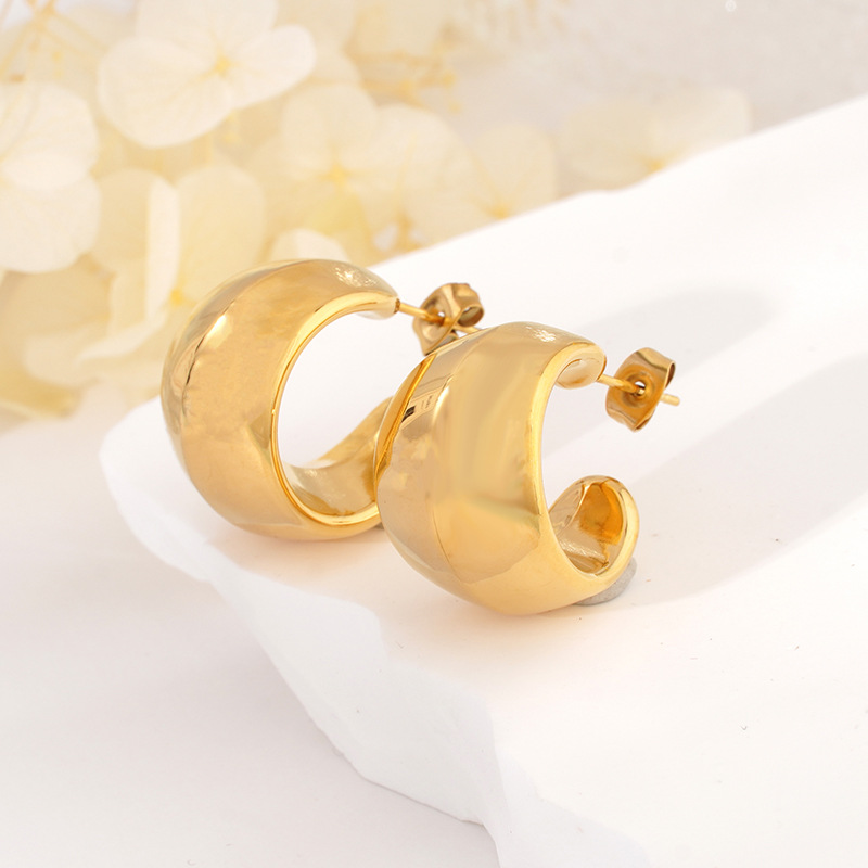Boucles d'oreilles lisses au tempérament simple Boucles d'oreilles en acier titane K de conception avancée Boucles d'oreilles géométriques à la mode pour toutes les occasions