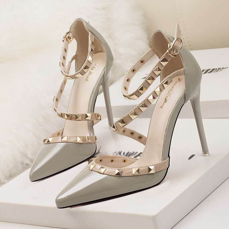 2025 Tacco alto sottile, bocca bassa, borchie appuntite, cinturino cavo_voghion.com