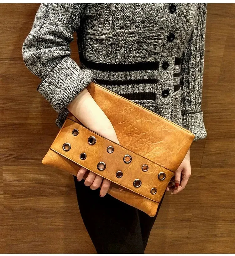 Pochette envelope con borchie borsa a tracolla borsa a spalla_voghion.com