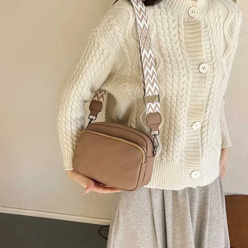 Stylish Women's Crossbody Shoulder Bag With Wide Strap And Pockets_voghion.com