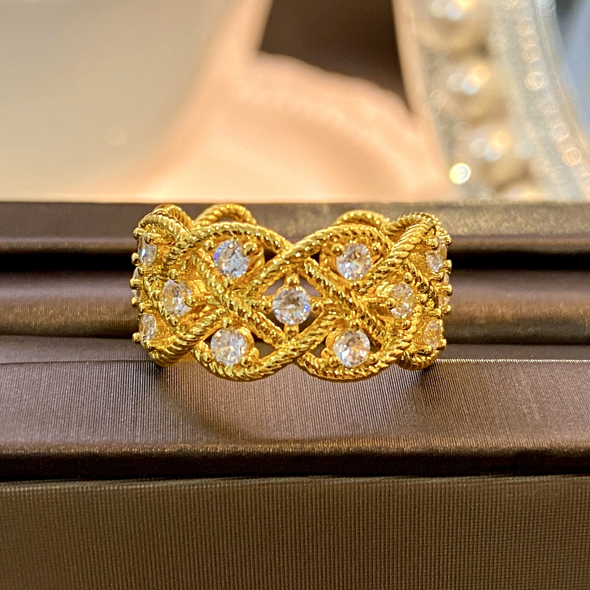 Bague torsadée en corde torsadée en or sculpté et brossé avec diamant plaqué or artisanal