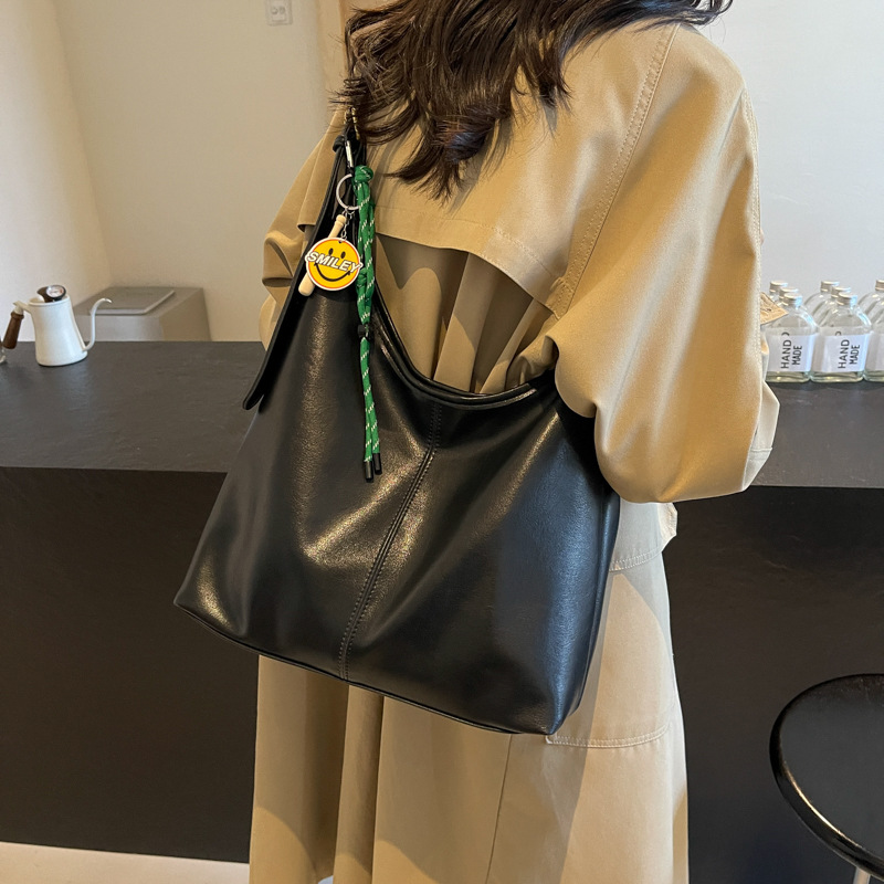 Grande capacité pour se rendre au travail, sac à bandoulière simple polyvalent pour femmes automne et hiver 2024, nouvelle mode,