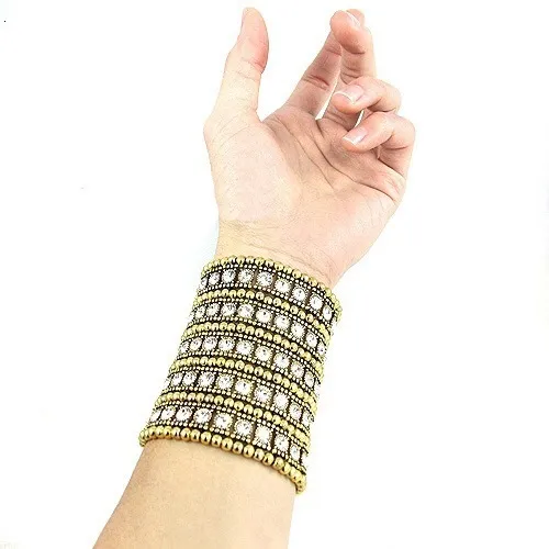 Pulseras elásticas anchas de moda clásicas con dijes, estilo retro punk exagerado, de cinco filas de cristales retráctiles, tejidas con cuentas a mano._voghion.com