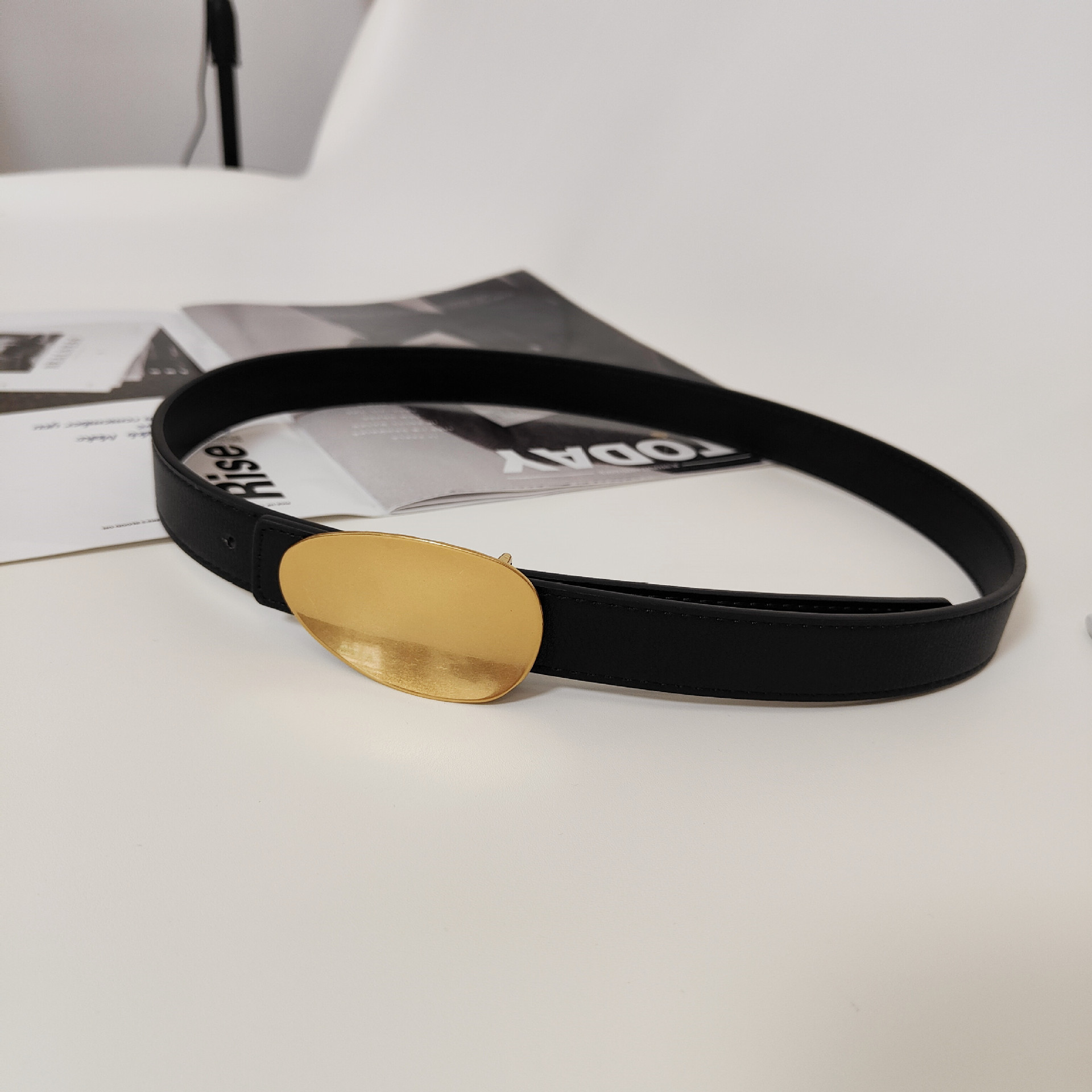 Cinto feminino em couro legítimo com fivela oval minimalista_voghion.com