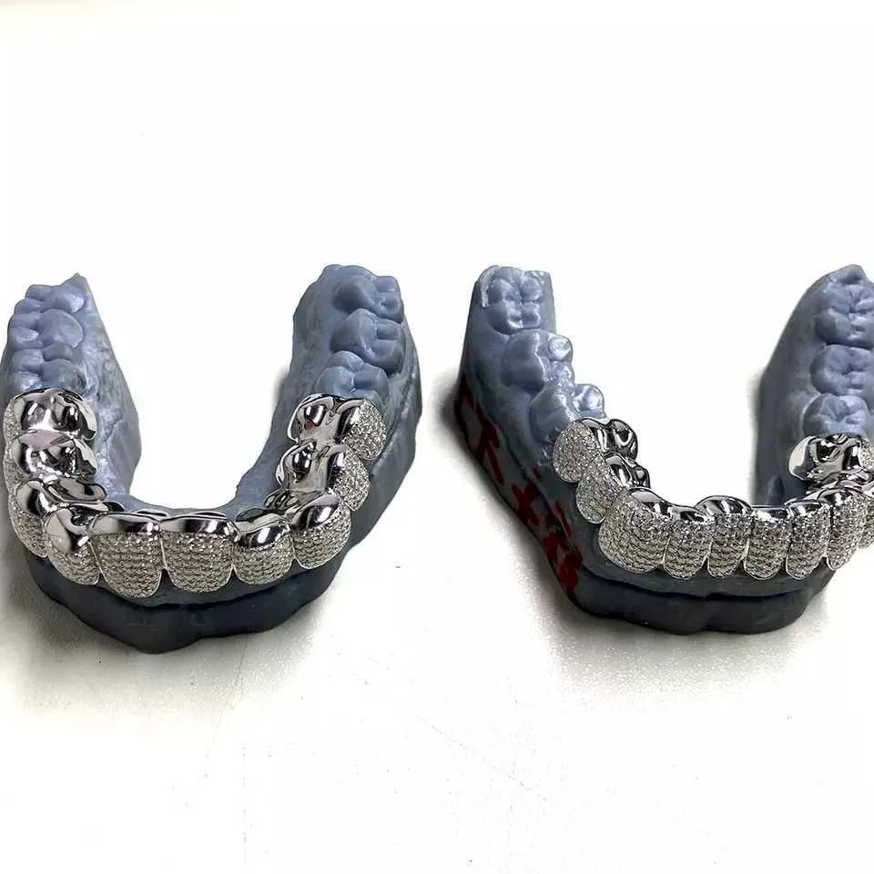 Grillz Hammasgrillit Suun yksinomainen räätälöinti Moissanite Hampaiden Jäätynyt Hop Sier Koristeelliset Oikomisraudat Oikea Dia Bg_voghion.com