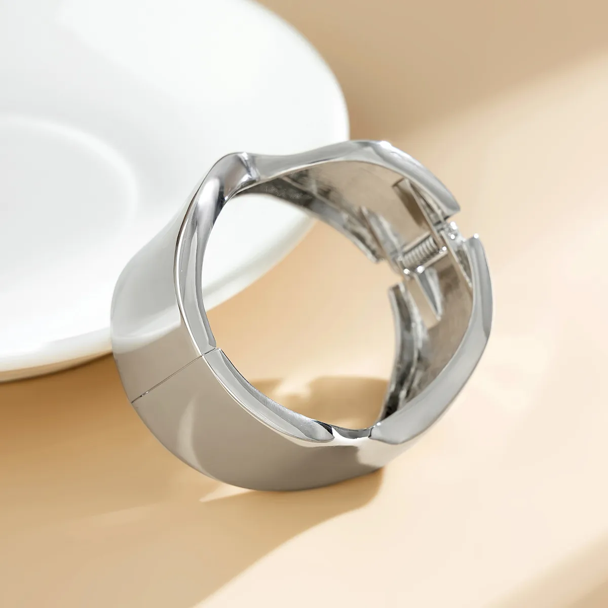 Brazalete grande de metal brillante Lacteo para mujer, con personalidad de moda, estilo viento exagerado, para fiestas de verano, banquetes, joyería_voghion.com