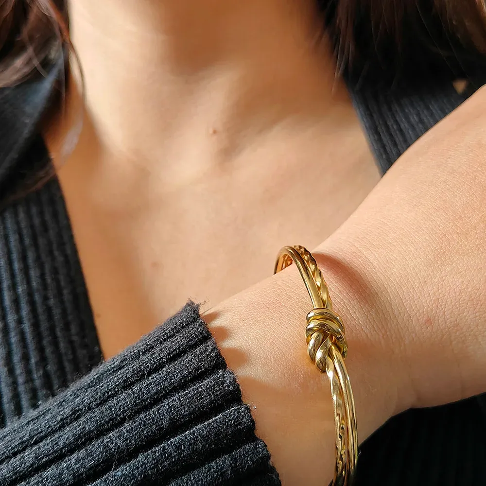 Knotted cuff armband i rostfritt stål guldpläterad dam_voghion.com