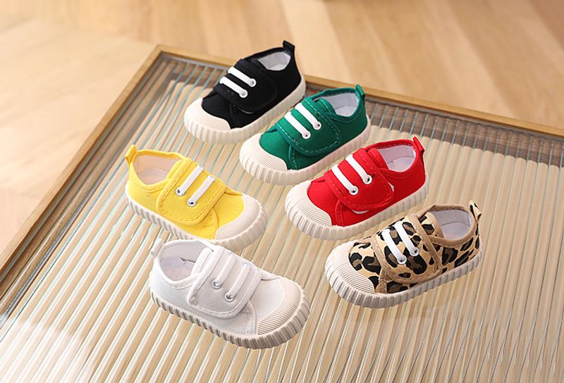 Nuevos zapatos de primavera y verano para niños y niñas, zapatillas de lona suaves e informales de color caramelo para niños, zapatillas de moda con estampado de leopardo_voghion.com
