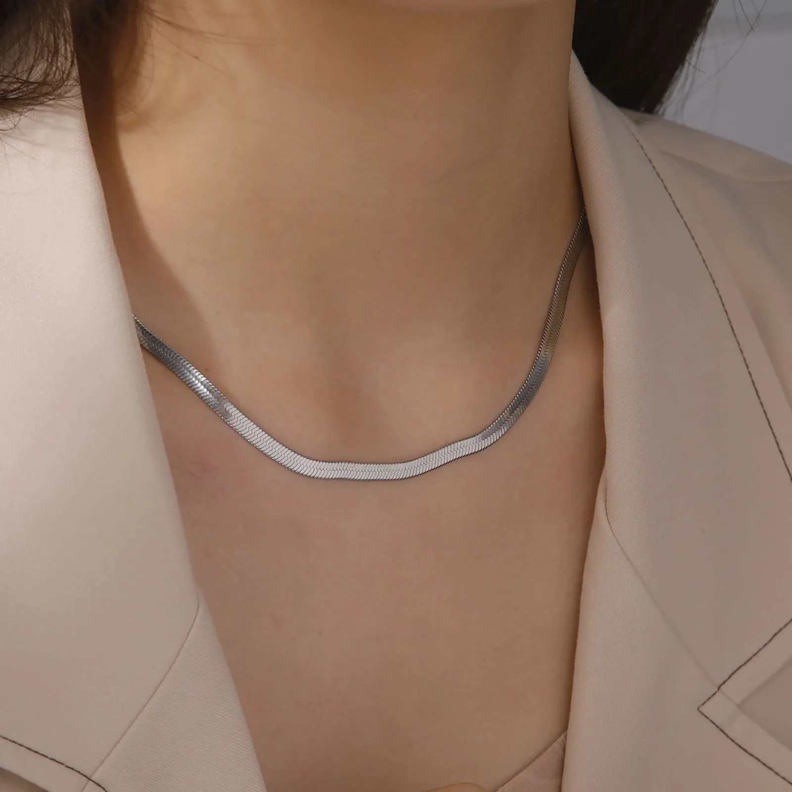 Topqualitativ 14k Gielgold Schlaangekette Halskette fir Fraen a Männer Goldfaarf Herringbone Choker Halskette Trend 2024_voghion.com