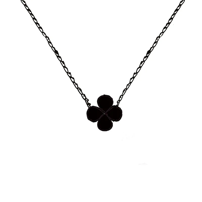 Klöverhalsband med hängsmycke och pärlemorblomma_voghion.com