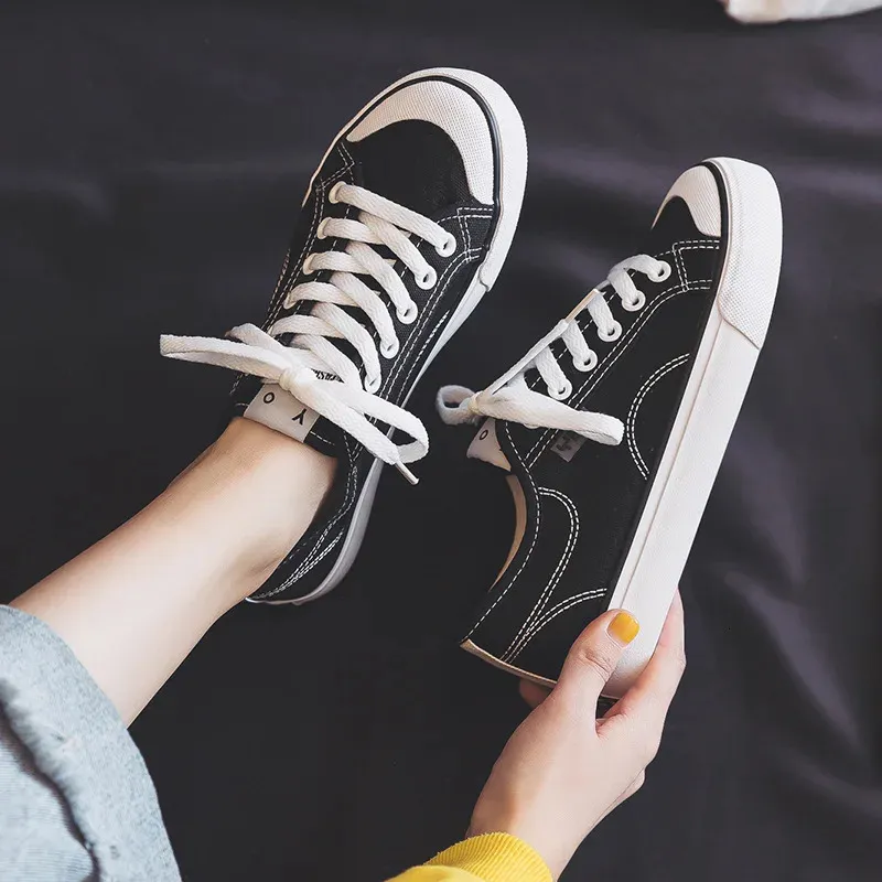 Women's Classic Canvas Sneakers White Lightweight Lace-up Shoes_voghion.com
