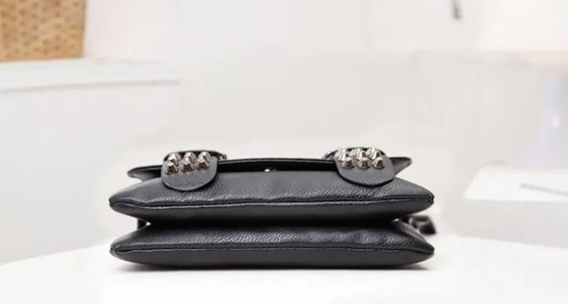 Yogodlns Borsa a tracolla vintage da donna in pelle nera con teschio e rivetti_voghion.com