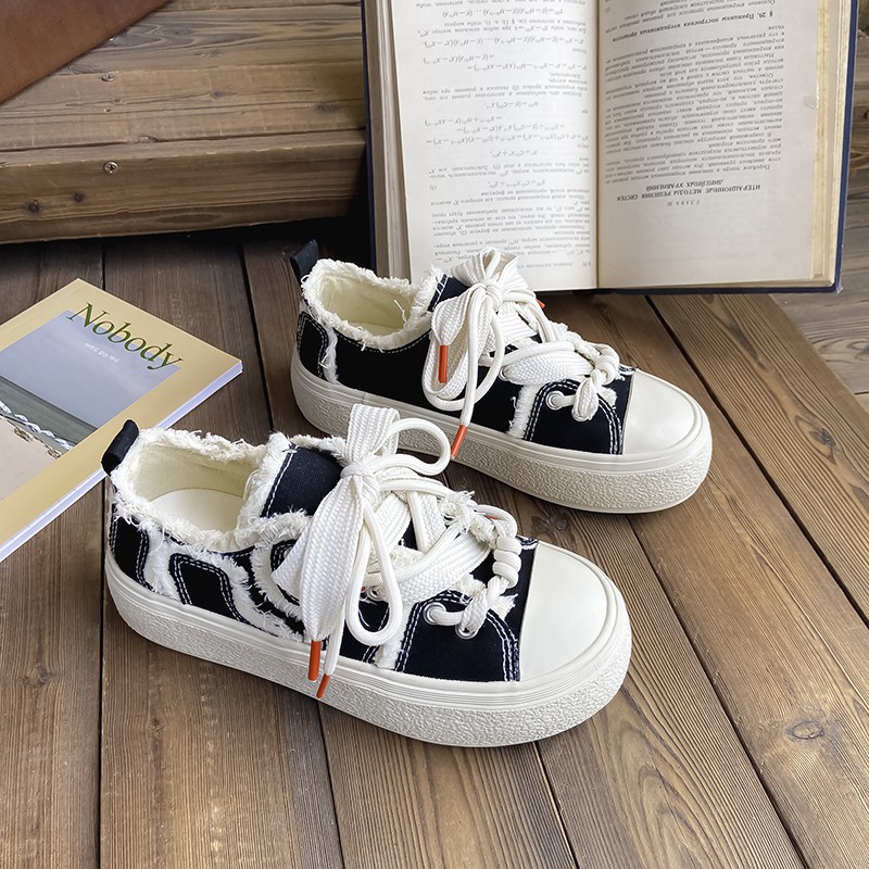 Baikuang 2024 Nouvelles petites chaussures blanches pour femmes, chaussures de planche polyvalentes en toile à bords irréguliers, chaussures chics_voghion.com